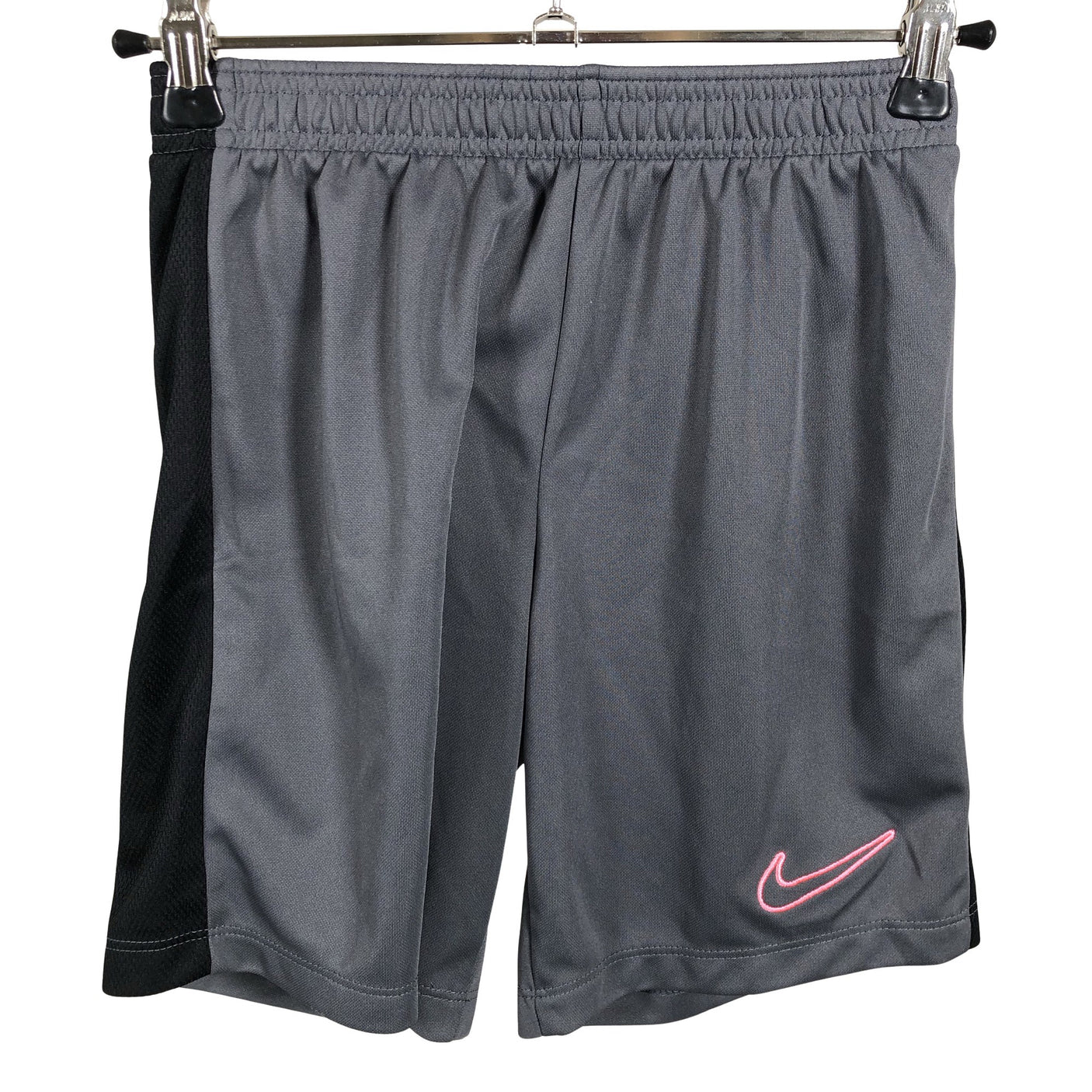 Unisex Nike - Lühikesed spordipüksid, suurus 128 - 134 - Hall (1)