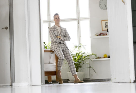 Trendi-ilmiö: Bisnesmiehet pukeutuvat secondhand-pukuun!