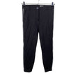 Unisex Claire.dk - Mittevenivad püksid, suurus 34 - Must ()