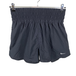 Unisex Nike - Lühikesed spordipüksid, suurus 40 - Must (1)
