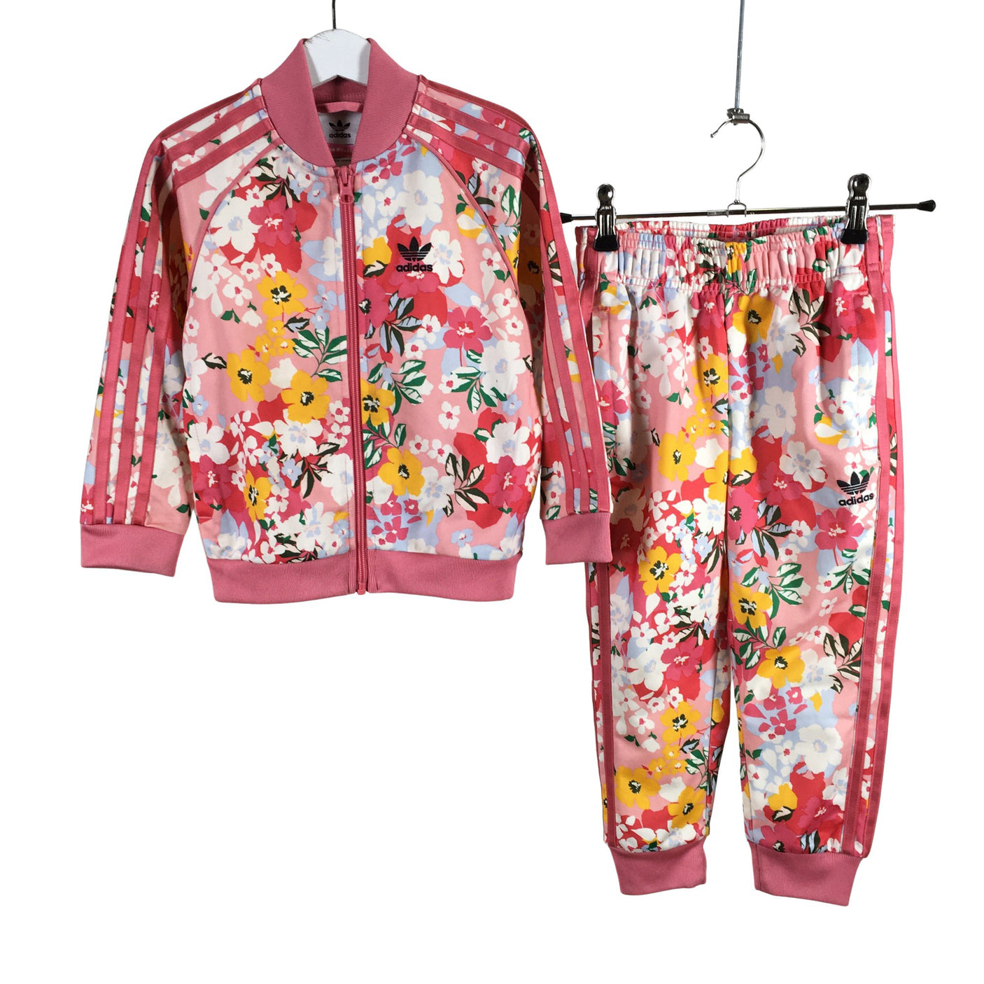 Unisex Adidas - Urheiluasu, koko 104 - 110 -  (1)